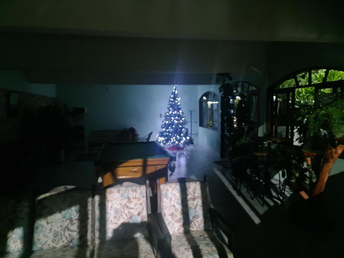 פנדו Pousada Nossa Senhora מראה חיצוני תמונה A Christmas tree in a house in the Philippines