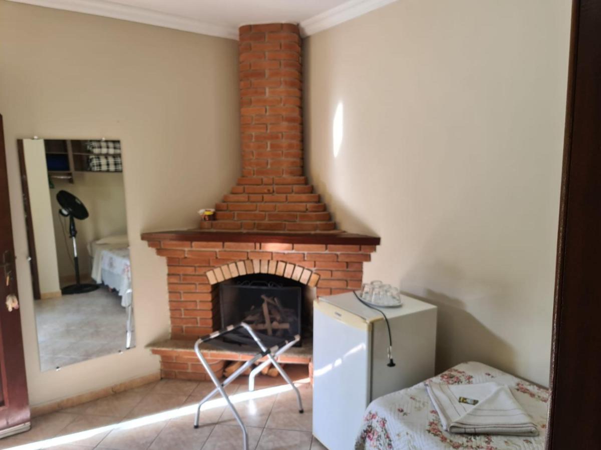 פנדו Pousada Nossa Senhora מראה חיצוני תמונה A fireplace in a guest room at the hotel