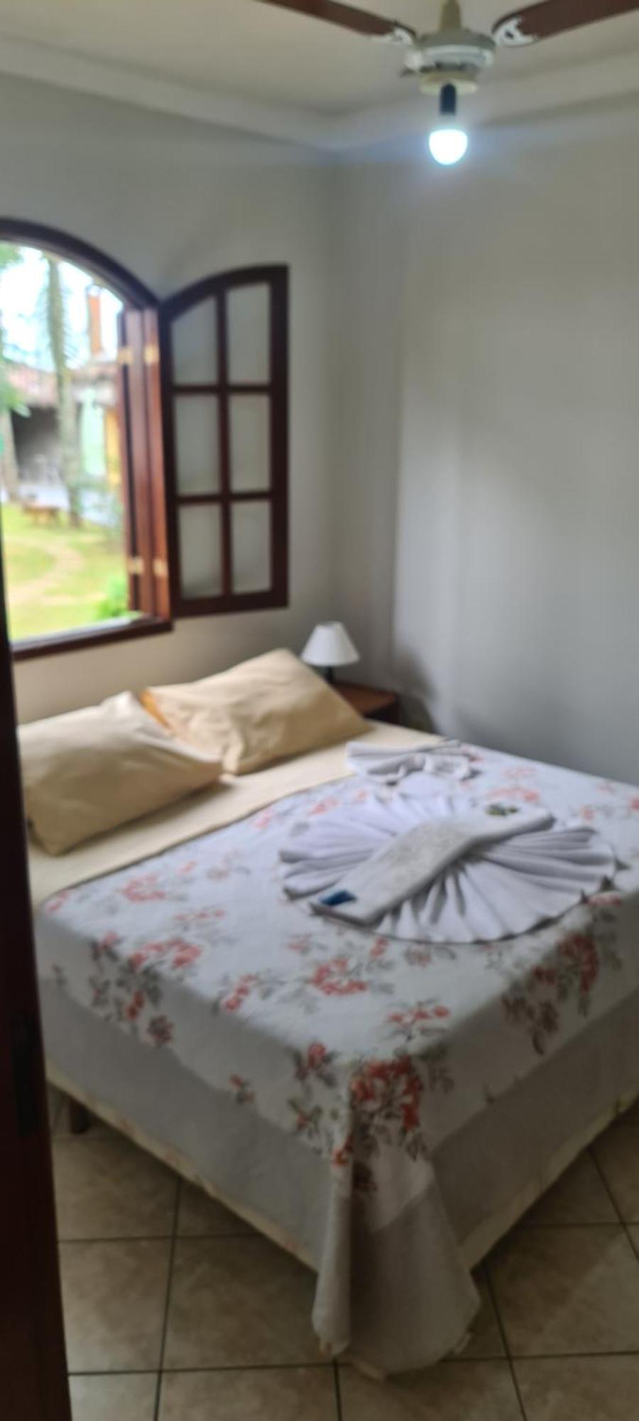 פנדו Pousada Nossa Senhora חדר תמונה A bed with a bathrobe